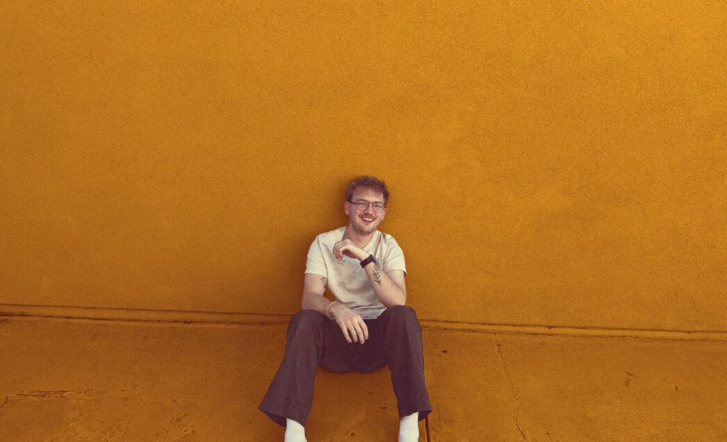 Geepers! releases debut album ‘Snoozin”, a vibrant deep dive into modern exhaustion