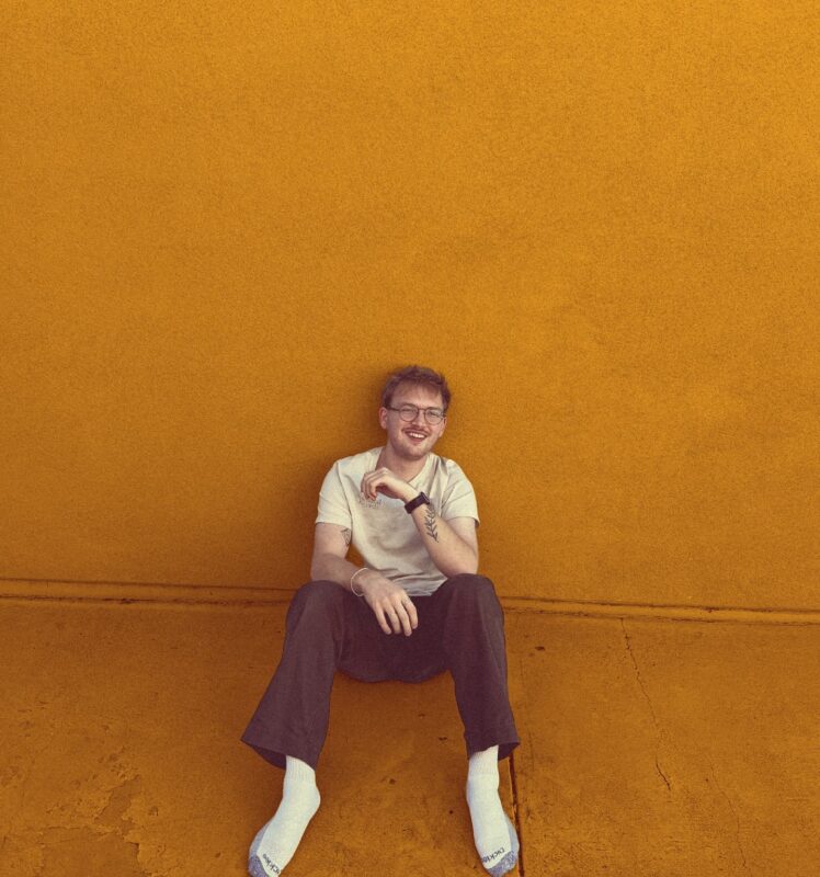 Geepers! releases debut album ‘Snoozin”, a vibrant deep dive into modern exhaustion